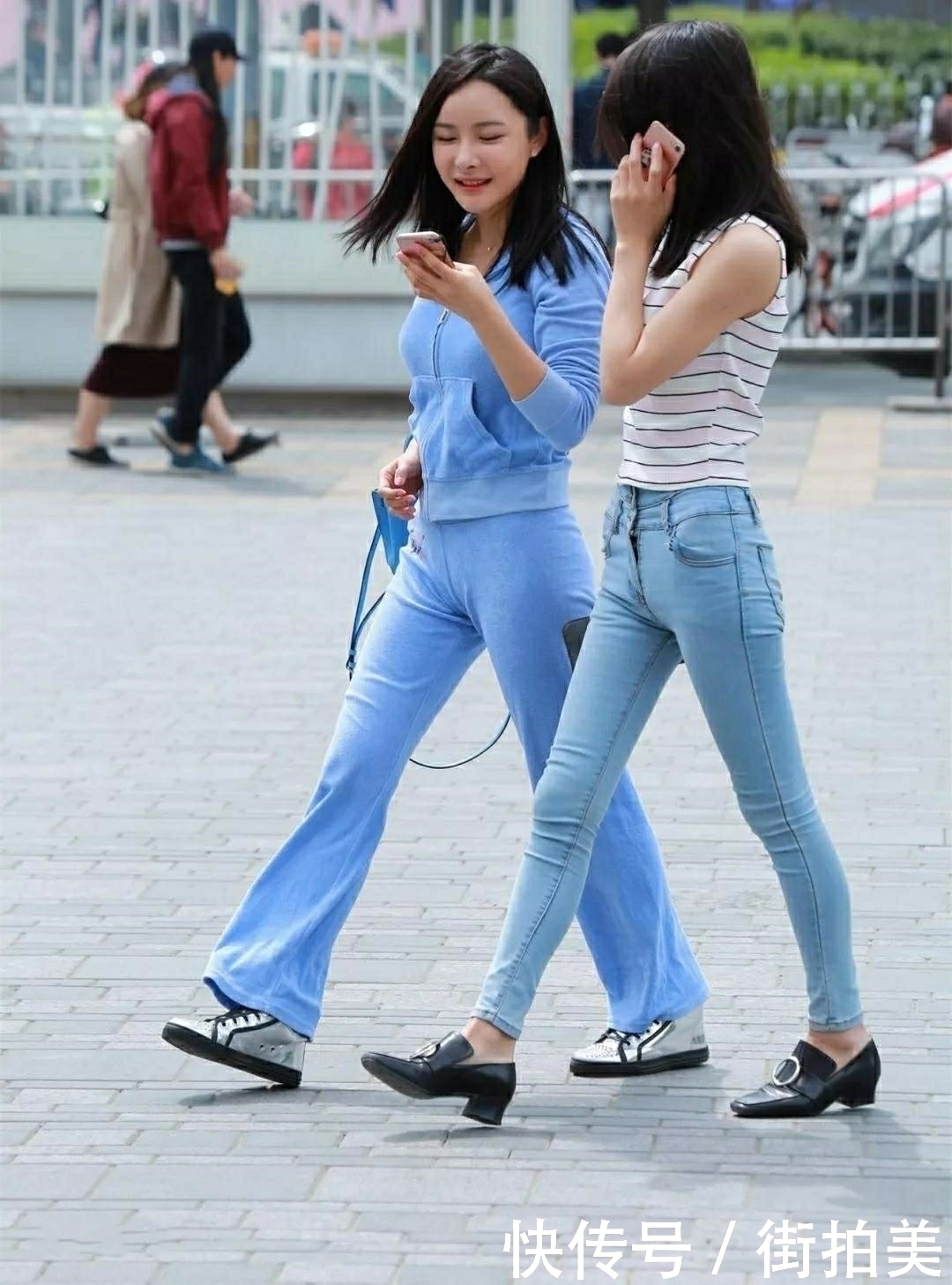 街拍:闺蜜运动套装输牛仔裤,一举一动都是神同