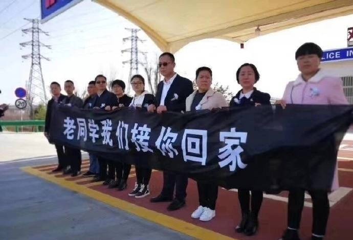 近日，海军某部一架战机在海南省乐东县境内组织飞行训练时失事，两名飞行员不幸牺牲，其中一名飞行员任永涛是陕西省西安市鄠邑区人。3月18日，在鄠邑区举行“接英雄烈士回家”纪念活动，不少民众来到现场缅怀英烈。