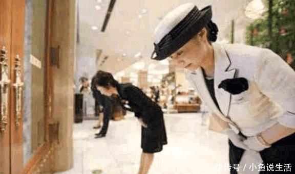 男子日本旅游, 导游却再三警告, 深夜遇美女敲门