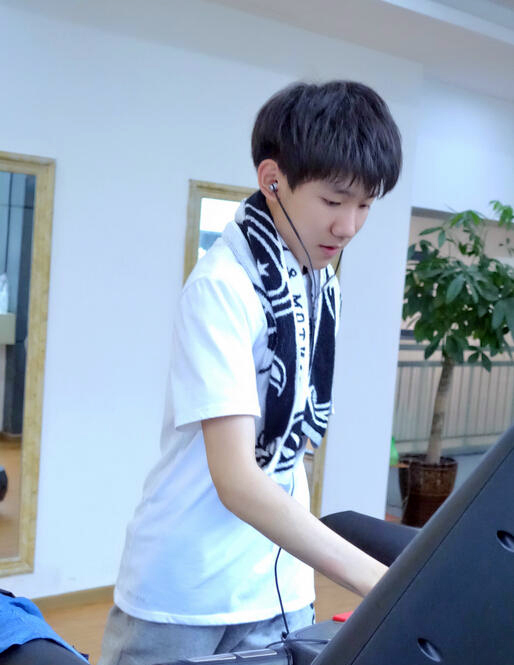 组图-王源忙中考不忘锻炼 网友称运动宝宝最帅