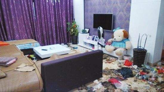 美女主播直播完忘记关摄像头, 竟然拍下这种画