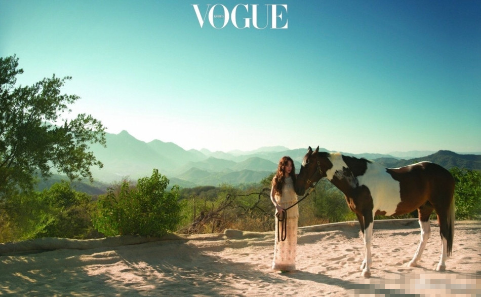 近日，宋慧乔登上韩版《VOGUE》封面引发热议，完整大片曝光，准新娘一头复古卷发出镜，漫步山间风情万种。