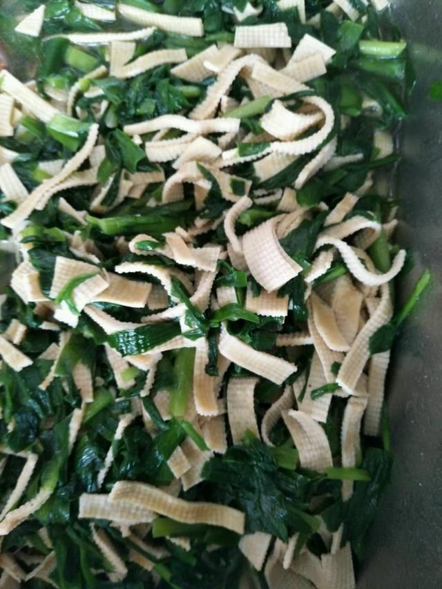 家长看到幼儿园里宝宝吃的饭菜说太素了