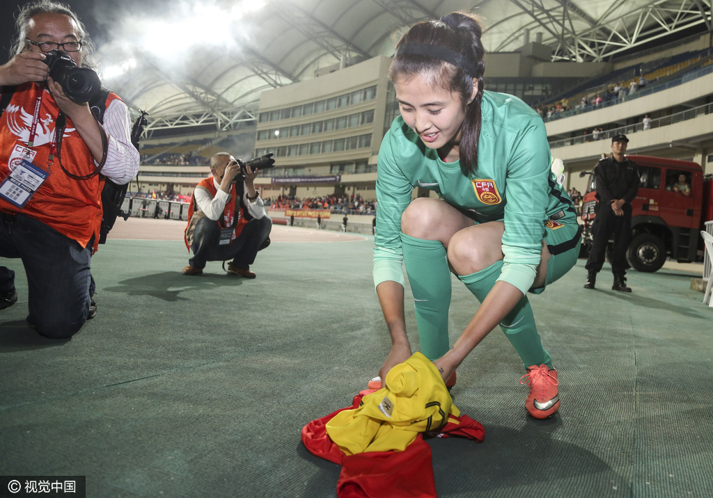 2016年6月2日，江苏省昆山市，2016足球友谊赛，中国女足Vs泰国，赵丽娜谢场签名并返还球迷球衣。