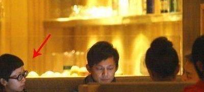 何炅妻子王菁曝光 网友:低调中幸福恋人(图2) 何炅妻子王菁曝光 网友:低调中幸福恋人(图2)