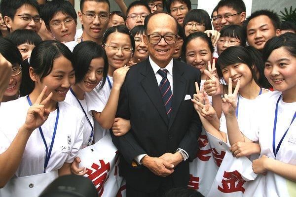 李嘉诚79年身家才上亿,收购和黄还得分期付款