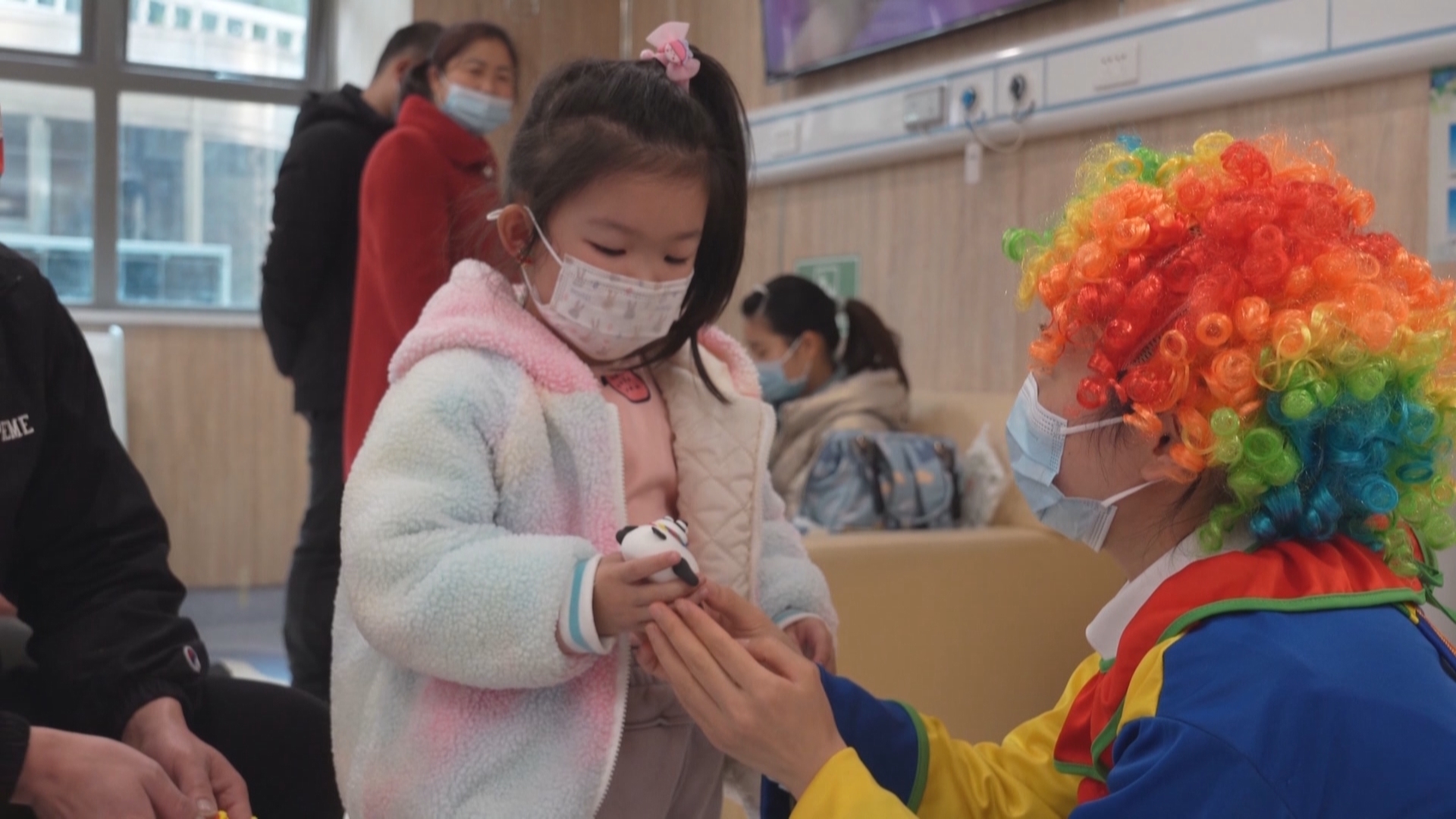 “小丑医生”给小朋友送上“冰墩墩” “小丑医生”给小朋友送上“冰墩墩”