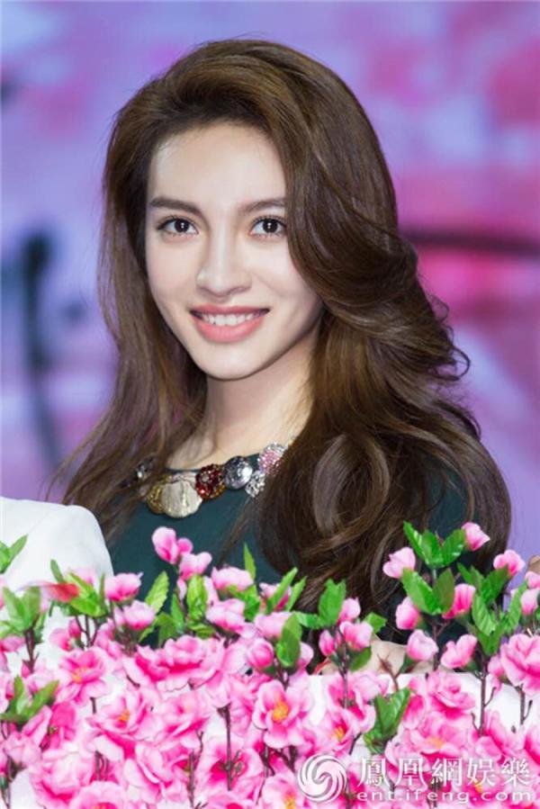 顾璇出席《三生三世》首映礼 上演"巅峰之战"