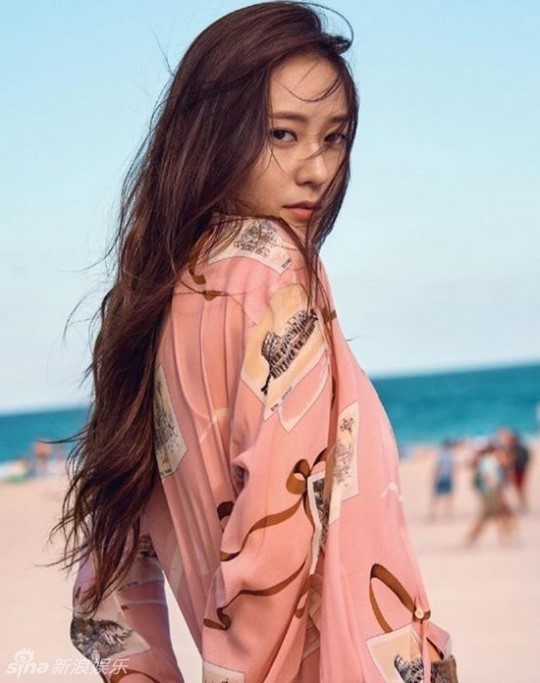 新浪娱乐讯 韩国女团f(x)成员krystal在美国迈亚密海边拍摄的一组写真