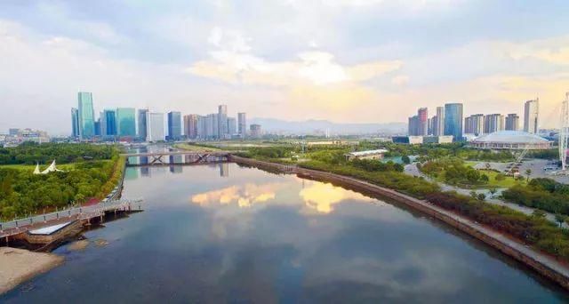 又地处江畔的江滨公园 是附近居民散步,休闲的首选之地 而靠近篁园