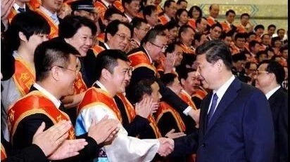 习近平俯身与老英雄握手，这些年他关爱退役军人的话语超暖心！