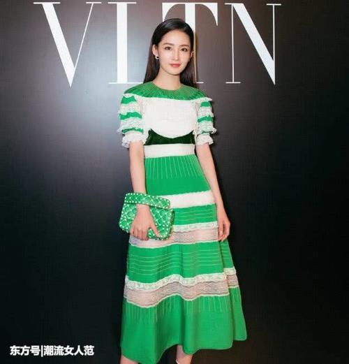 李沁真是绝了,黑色高跟鞋配白色袜子,不料这样