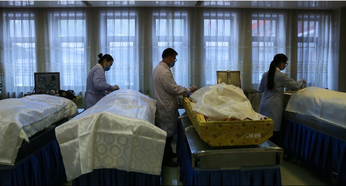 2016年11月11日,北京,整容室里的另一名女孩袁榕把整个房间里里外外