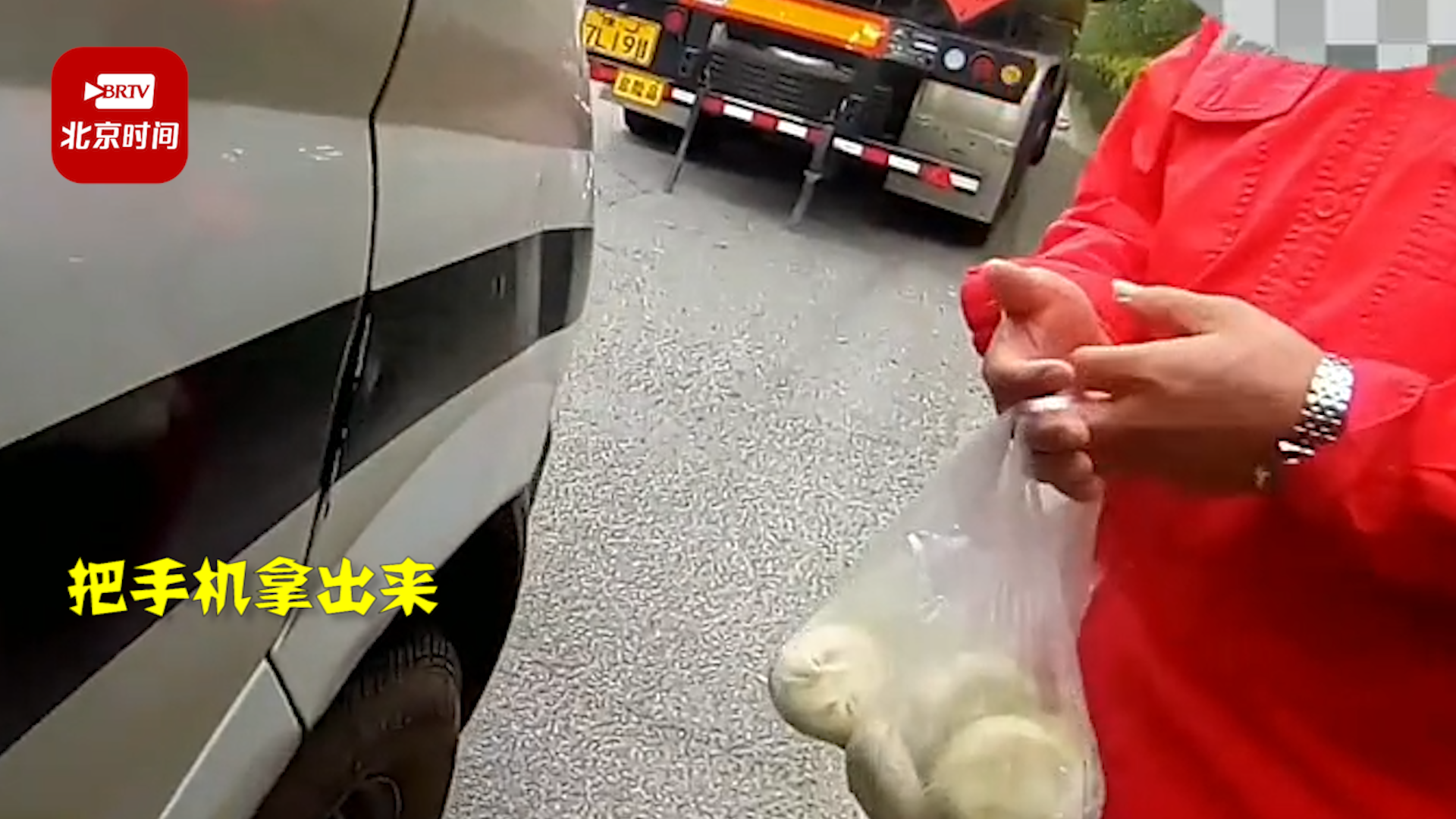胆真肥！山东一男子趁交警执勤上警车偷手机被当场查获