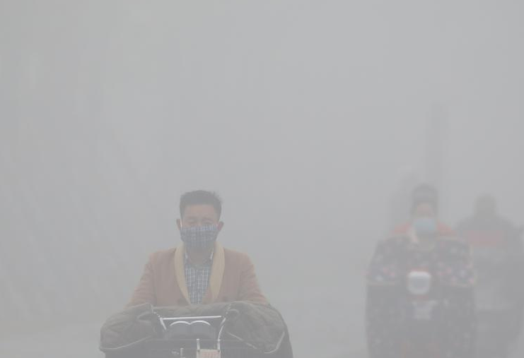 11月26日，民众在大雾弥漫的南京街头经过。当日，中央气象台发布大雾橙色预警：26日08时至27日08时，华北平原大部、黄淮、江淮、四川盆地以及江南东北部和西部的部分地区将有大雾，其中江苏西部、安徽中北部、山东西部、河北南部、湖南西部、四川盆地中部等地有浓雾或强浓雾，局地有能见度不足50米的特强浓雾。