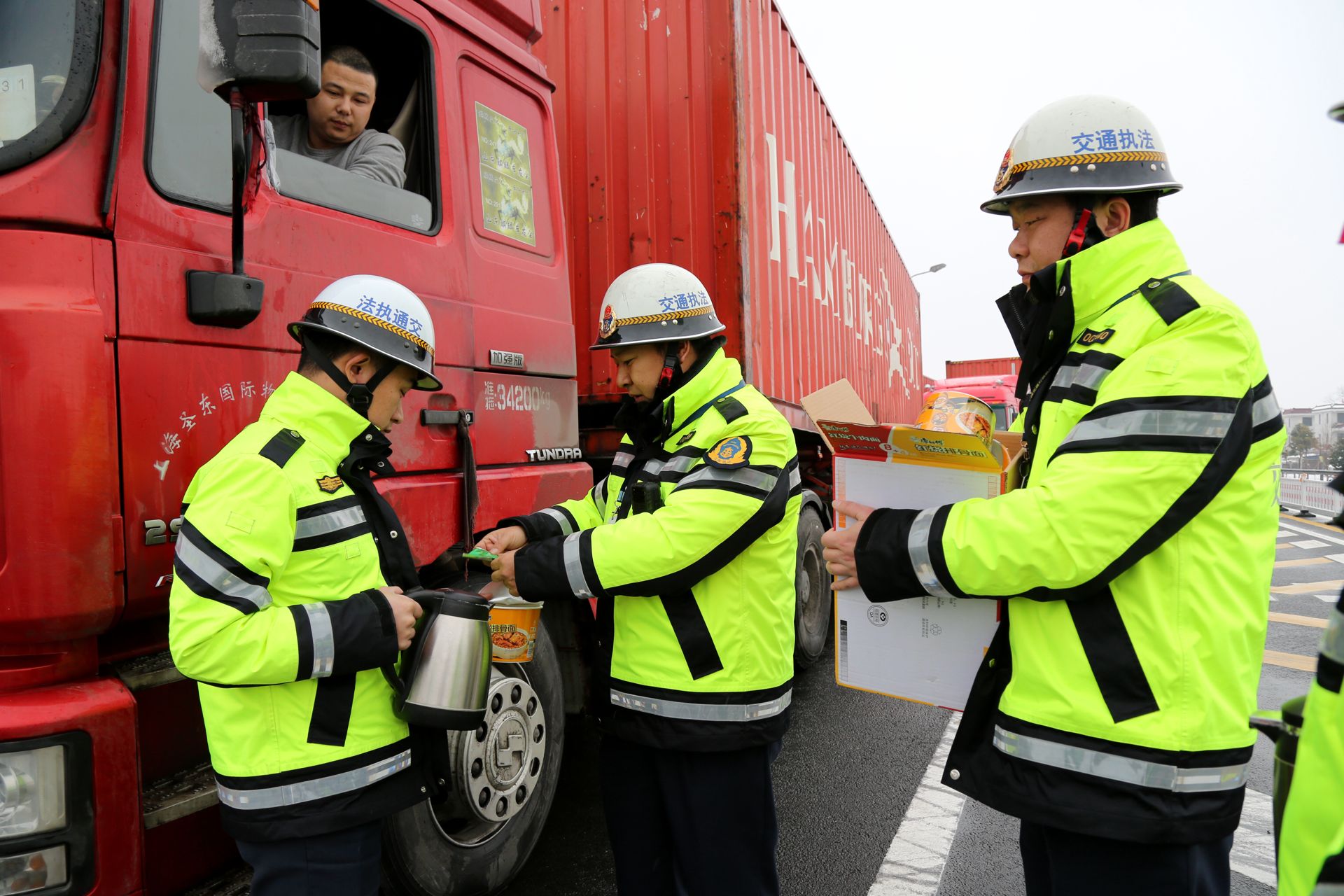 【暖新闻】风雪中,滞留高速15小时,有人送来一碗热腾腾的泡面 【暖新闻】风雪中,滞留高速15小时,有人送来一碗热腾腾的泡面