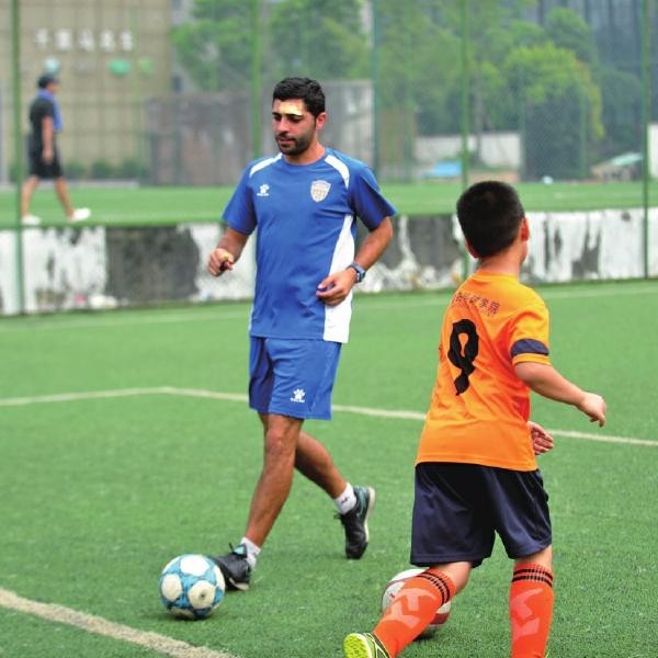 来自西班牙的足球外教谢尔曼 爱上奇妙重庆