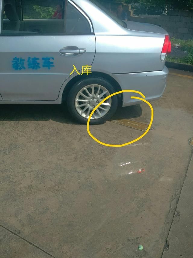 科目二侧方位停车:只须记住出库三个点,入库四