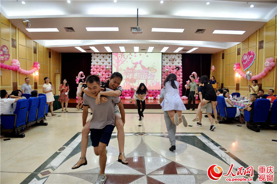 小李说“今天的活动对我来说是一次难得的机会，通过这个活动，我也见到了军人在生活中温柔、诚恳、可靠的一面，我希望今天能牵手成功。”