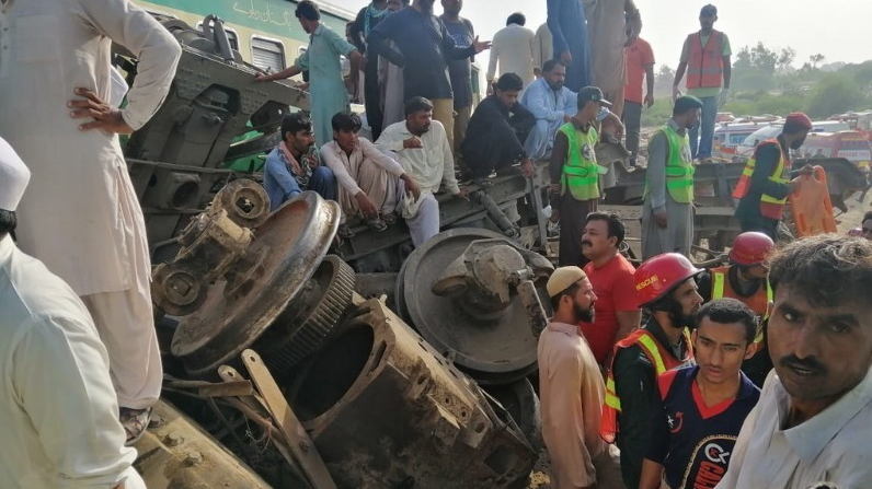 巴基斯坦两火车相撞发生脱轨  伤亡惨重
