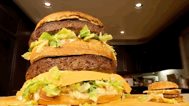 服!美国大胃王挑战90斤重巨无霸汉堡