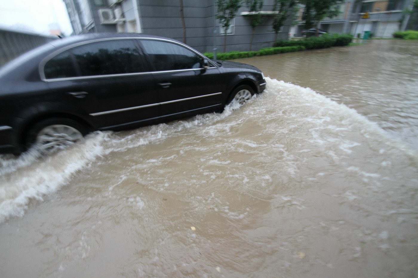 山东滨州突遭暴雨两行人不慎落入雨水管网