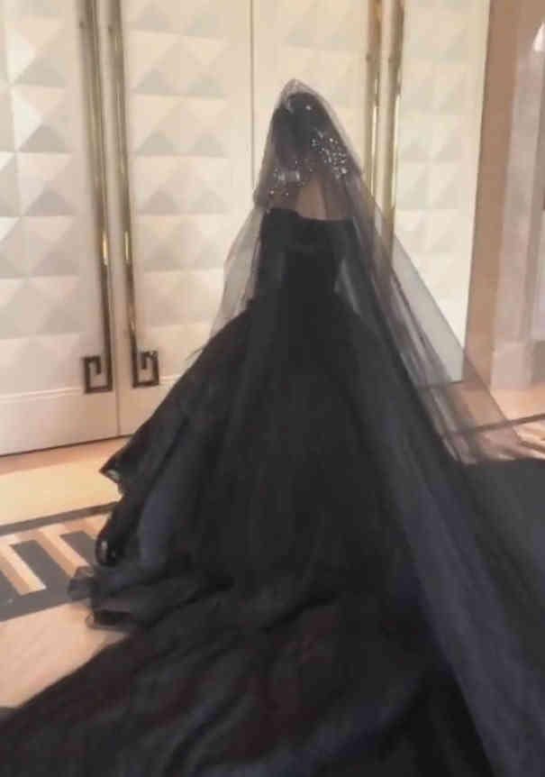 抖音上又火了一名黑婚纱新娘,这长相让人一言
