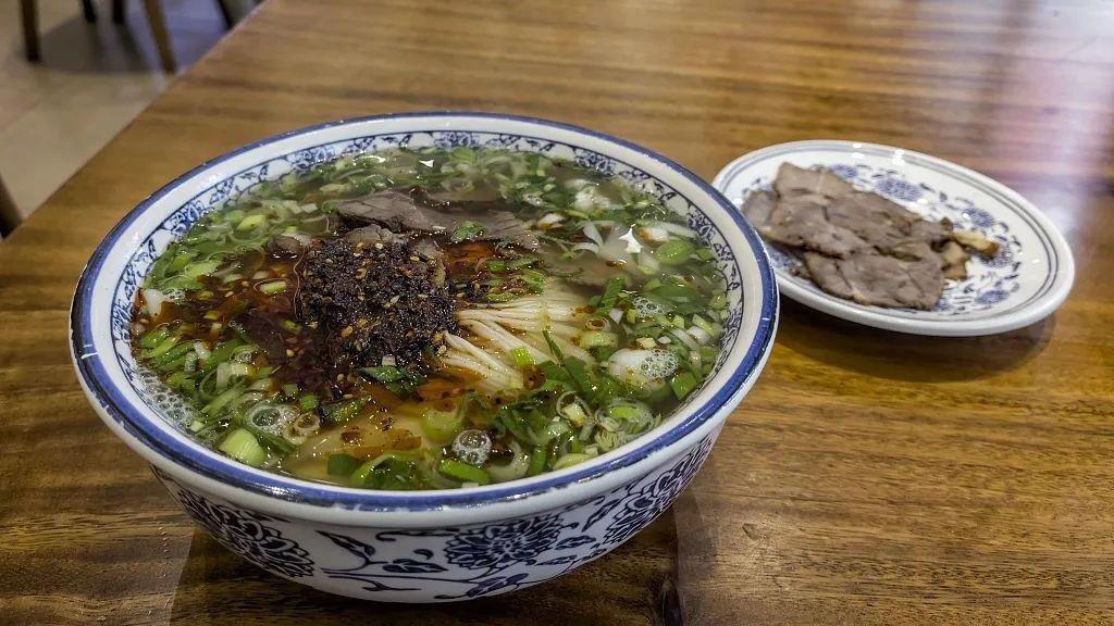 拉面到底能拉多细?一个针眼穿42根! 拉面到底能拉多细?一个针眼穿42根!