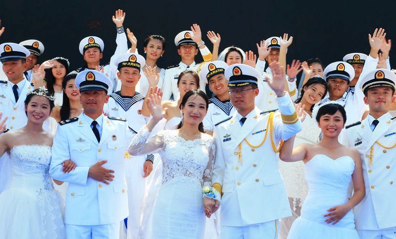 参加集体婚礼的新人数量很多，这证明了国人对中国海军乃至军人职业的认可和尊重。
