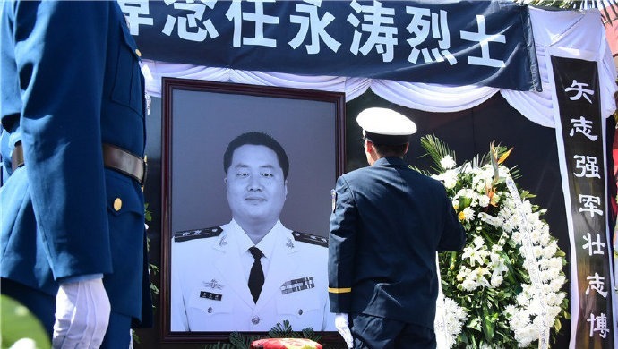 近日，海军某部一架战机在海南省乐东县境内组织飞行训练时失事，两名飞行员不幸牺牲，其中一名飞行员任永涛是陕西省西安市鄠邑区人。3月18日，在鄠邑区举行“接英雄烈士回家”纪念活动，不少民众来到现场缅怀英烈。