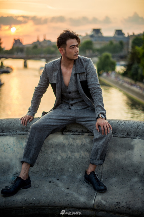 组图:杨烁悠闲漫步巴黎街头 文艺摩登随意切换