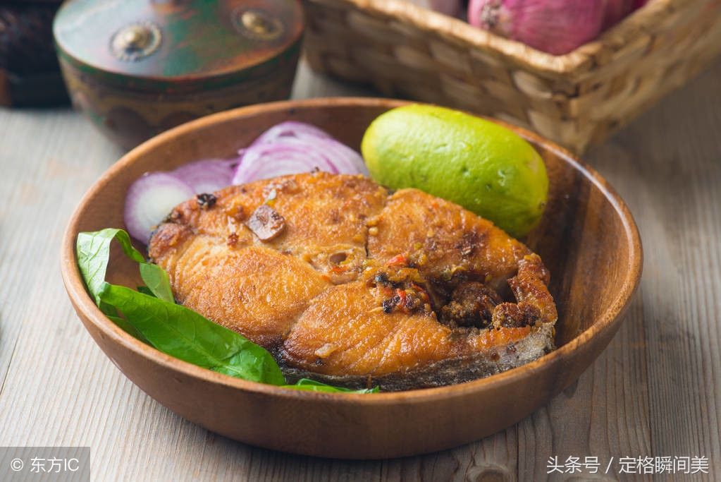 小伙做海鲜生意有技巧 没看到一个顾客来买一