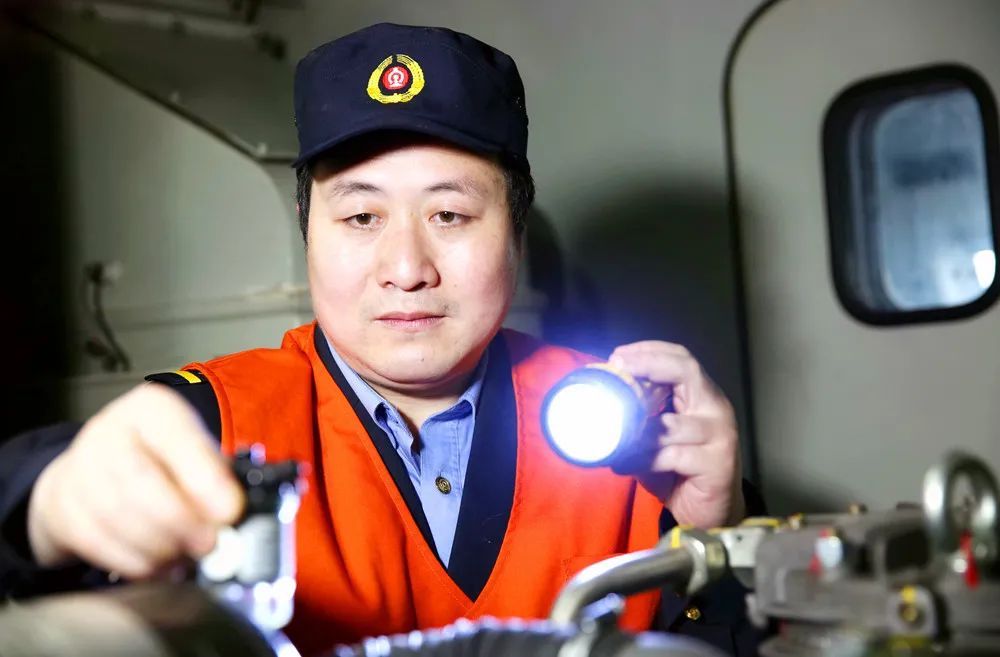 新时代·铁路榜样 | "草根明星"的成长三部曲