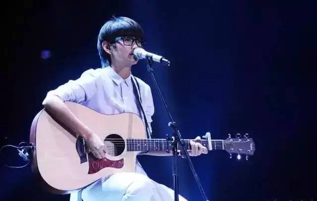 当年她一头短发,弹着吉他戴着眼镜唱歌,乖巧可爱.