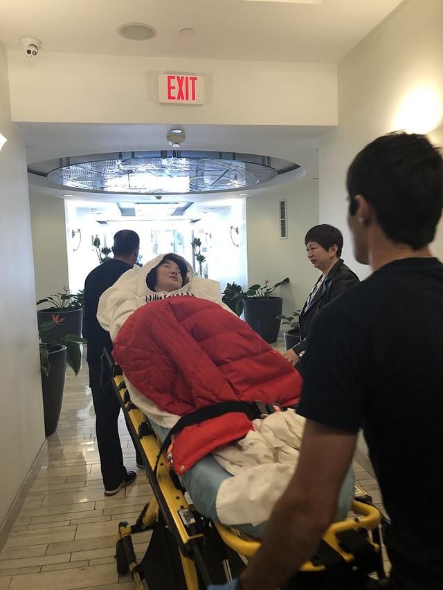 歌手陈红疑患重病用手遮面十分痛苦 前夫曾因