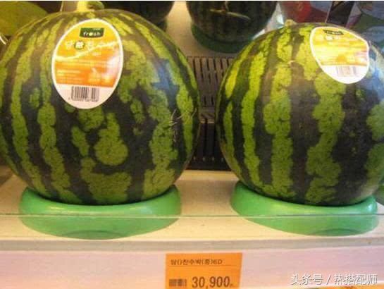 中国人用勺子挖西瓜吃的样子,让韩国日本人羡