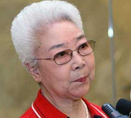 蔡明是田华的女儿吗?启蒙老师误被当成母亲惊呆众人