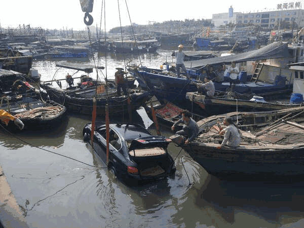 几名在附近做工的渔民看到这一幕,立刻驾驶小艇赶来施救.