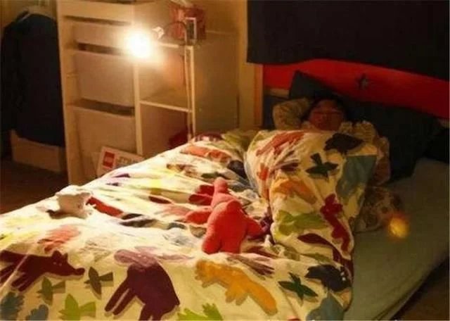 6岁女儿单独睡2米大床,每天夜里却喊挤,妈妈查