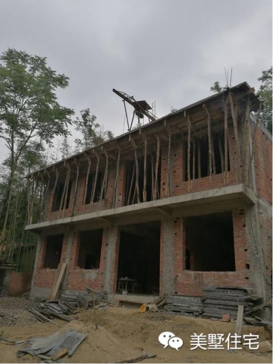 陕西小伙农村旧房翻建,亲友齐心,两个月建好1