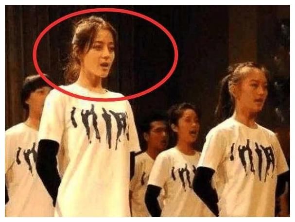 迪丽热巴素颜学生照流出,网友怒赞:这才叫天生