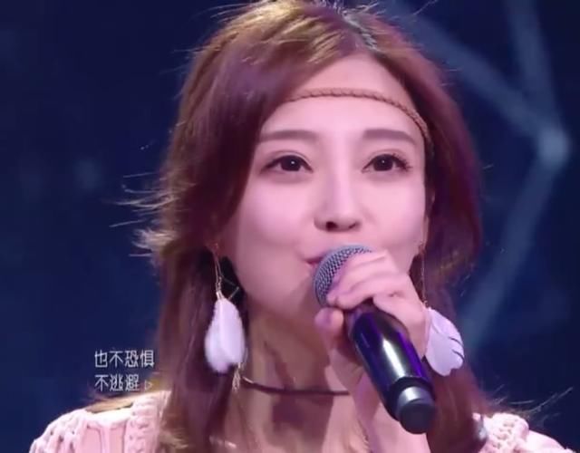 冯提莫从拍杜蕾斯广告,到和张韶涵同台牵手演