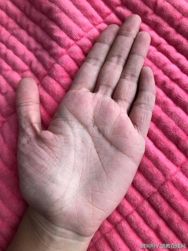 女性“小拇指弯曲”，子女不服管，辛苦劳碌寿不长