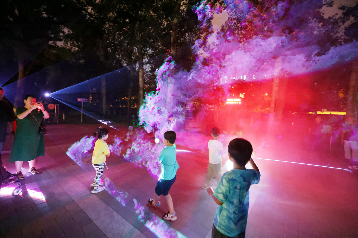 炎炎夏日晚上哪里逛?北京龙潭公园光影秀炫酷登场_北京时间