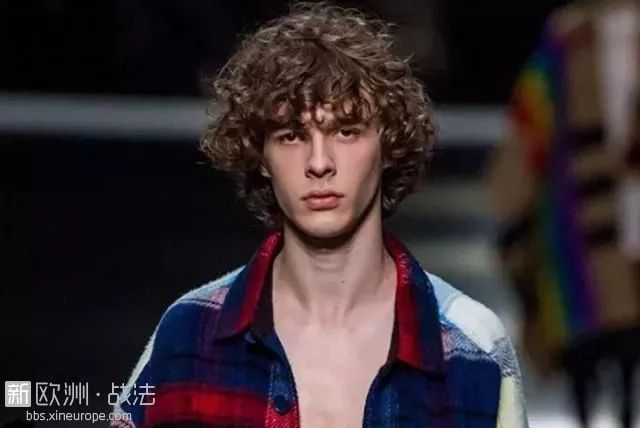 不好好走Burberry秀的话,这丹麦王子大概会被抓