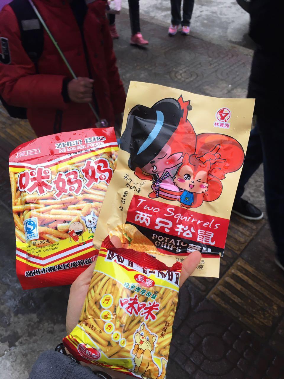 村里的小学生 原来吃了这么多劣质食品