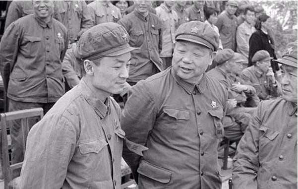 毛主席的侄子毛远新,17年刑满释放后:腿瘸拄拐