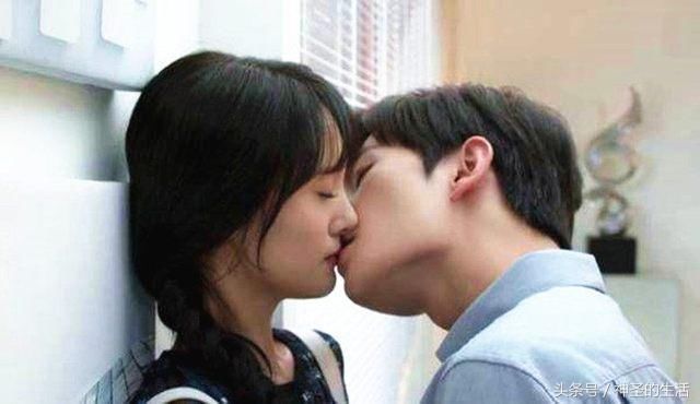 郑爽的吻戏一直被观众吐槽不够投入,拍吻戏从不张嘴,被网友指责演戏放