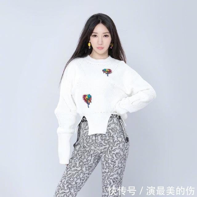 柳岩这回不玩性感,却穿了条紧身牛仔裤,勒出三