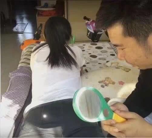 女子床上玩手机屁股突然起火 回头一看气炸了